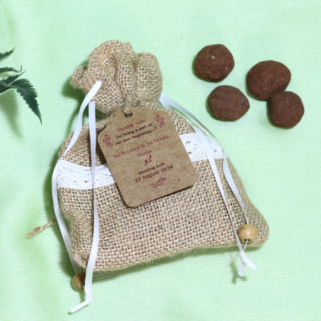Laced jute pouch with 4 seed balls